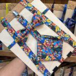 Braga de pañuelo con estampado de personajes de anime en colores vibrantes.