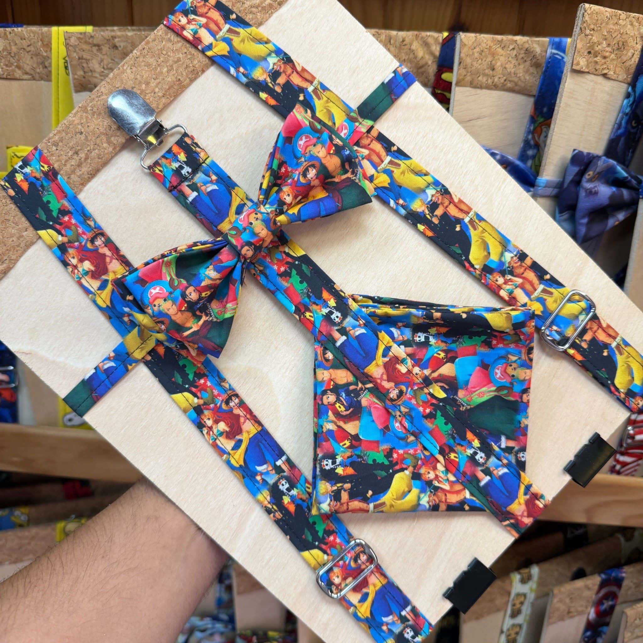 Braga de pañuelo con estampado de personajes de anime en colores vibrantes.
