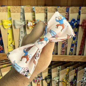 1. Lazo de tela con personajes de Tintín, estilo vintage y colores suaves.