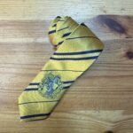 Corbata amarilla con rayas y escudo de Hogwart de Harry Potter, accesorios de moda.