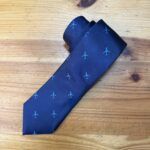 Corbata azul con estampado de aviones, diseño elegante y sofisticado para ocasiones formales.