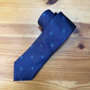 Corbata azul con estampado de aviones, diseño elegante y sofisticado para ocasiones formales.