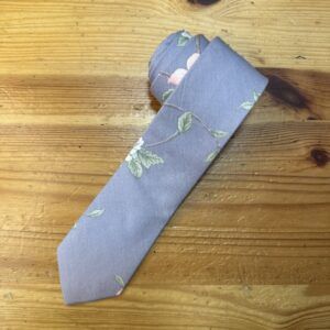 2. Pajarita de seda azul con diseño floral perfecto para eventos y ocasiones especiales.