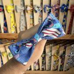 Día de compra de accesorios con la cabeza con un pañuelo de personajes de dibujos animados.