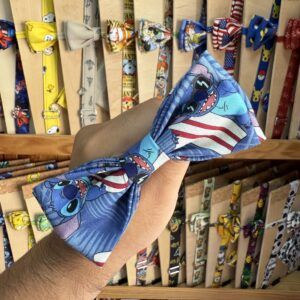 Día de compra de accesorios con la cabeza con un pañuelo de personajes de dibujos animados.