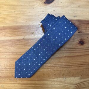 1. Corbata azul con pequeños puntos blancos, diseño elegante y moderno perfectos para ocasiones formales.