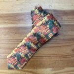 Colgante de tela con diseño étnico multicolor para accesorios de moda artesanal.