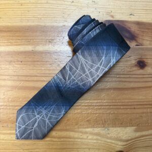 Tiras de tela artesanales con patrones geométricos en tonos azules y gris, ideales para decoración y manualidades.