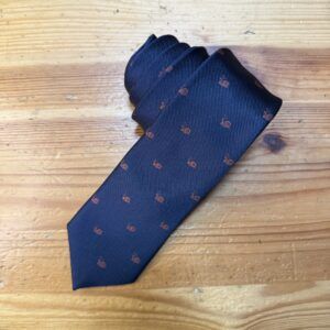 Corbata azul con pequeños elementos decorativos de color cobre para hombres elegante y sofisticado.
