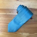 Corbata azul satinada para ocasiones especiales, elegante y de alta calidad.