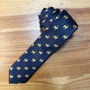 Corbata azul con estampado de ciervos en color dorado para hombre elegante.