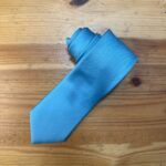 Corbata azul brillante para eventos formales y ocasiones especiales.
