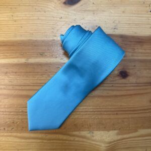 Corbata azul brillante para eventos formales y ocasiones especiales.