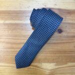 Corbata en tonos azules con patrón de cuadros, ideal para accesorios masculinos elegantes.