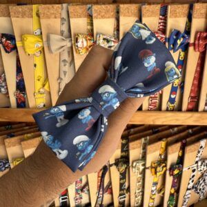 Colorido lazo de tela con personajes de dibujos animados, ideal para accesorios infantiles y mascotas.