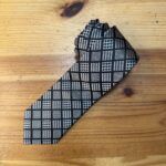 Corbata de estampado clásico en negro y blanco, diseño a cuadros para ocasiones formales.