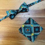 Banda y pañuelo con diseño étnico en tonos azul y negro para accesorios de moda.