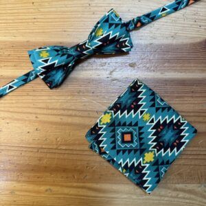 Banda y pañuelo con diseño étnico en tonos azul y negro para accesorios de moda.