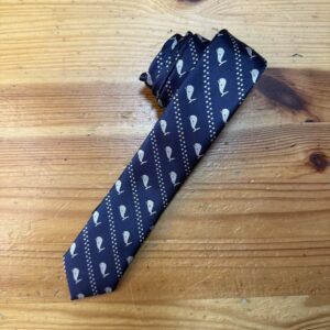 Corbata azul con patrones de gaviotas y líneas blancas, perfecta para ocasiones formales y elegantes.