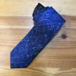 Corbata azul con patrones de ecuaciones matemáticas y gráficos astronómicos, diseño exclusivo de Carmenatis.