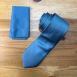 Corbata azul con textura suave para hombre, elegante y de alta calidad.