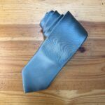 Corbata de seda azul celeste elegante y sofisticada para ocasiones especiales.