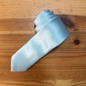 1. Corbata de seda celeste para ceremonias y eventos elegantes.