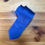 Corbata azul seda elegante para eventos formales y ocasiones especiales.
