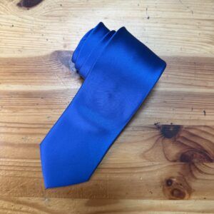 Corbata azul seda elegante para eventos formales y ocasiones especiales.