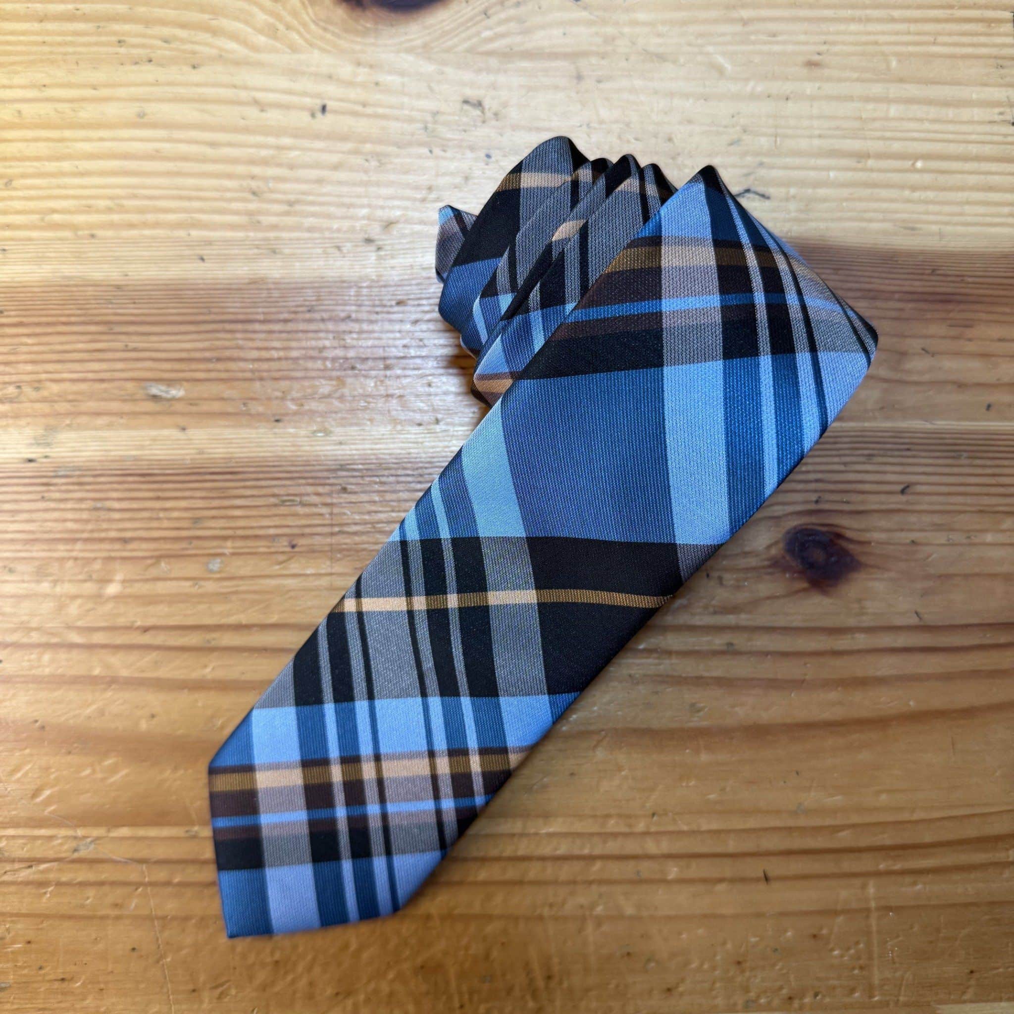 Corbata de cuadros en tonos azules y oscuros, elegante y moderna para hombre.