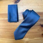 Corbata azul y pañuelo a juego en seda elegante para ocasiones formales.