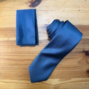 Corbata azul y pañuelo a juego en seda elegante para ocasiones formales.