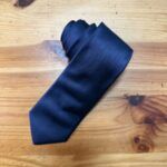 Corbata negra de seda con textura elegante para ocasiones formales.