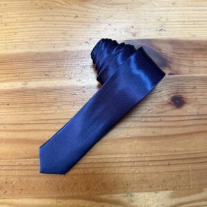 Corbata azul de seda para eventos formales y moda masculina elegante.