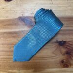 Corbata azul con patrón de cuadros para eventos elegantes y formales.