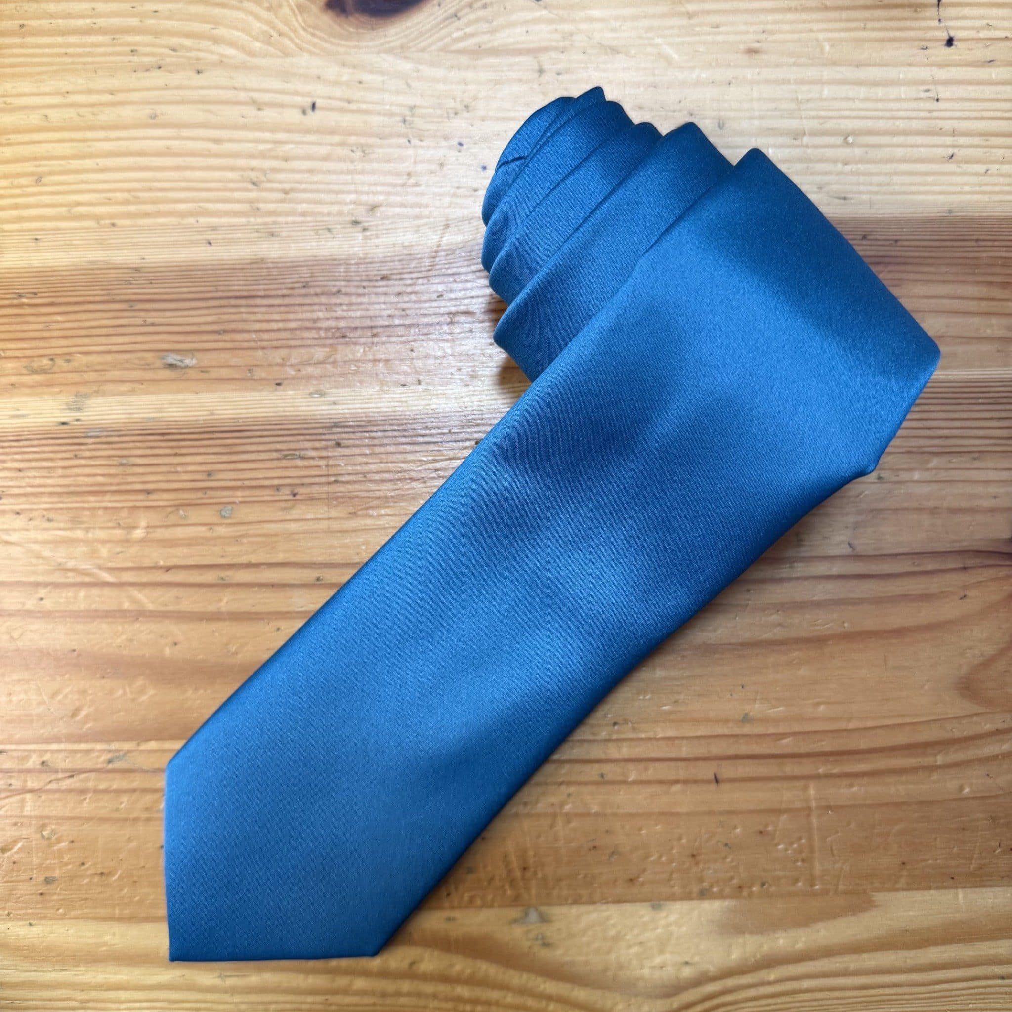 Corbata azul lisa en algodón para ocasiones formales y elegantes.