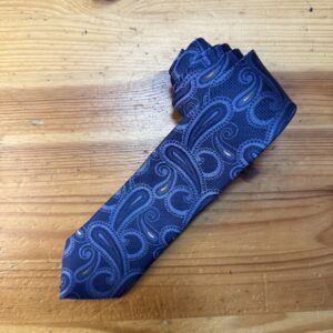Corbata de seda azul con patrón paisley, elegante y moderna para ocasiones formales.
