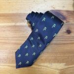 Corbata azul con detalles de bambú en verde, elegante y moderna para hombre.