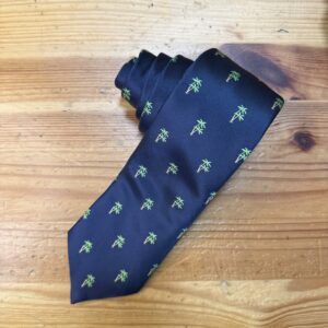 Corbata azul con detalles de bambú en verde, elegante y moderna para hombre.
