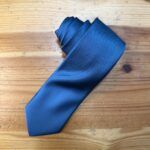 Corbata azul formal de seda en perfecta condición para eventos elegantes.