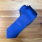 Corbata azul de seda para trajes formales y eventos especiales.