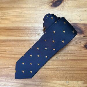 Corbata navy con estampado de sombreros en estilo elegante y moderno.