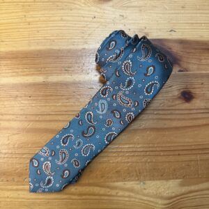 Corbata con estampado de pañuelo, estilo elegante y artesanal, ideal para eventos formales y casuales.