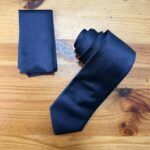 1. Corbata azul navy de tela brillante y elegante para ocasiones formales y empresariales.