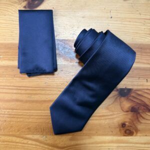 1. Corbata azul navy de tela brillante y elegante para ocasiones formales y empresariales.