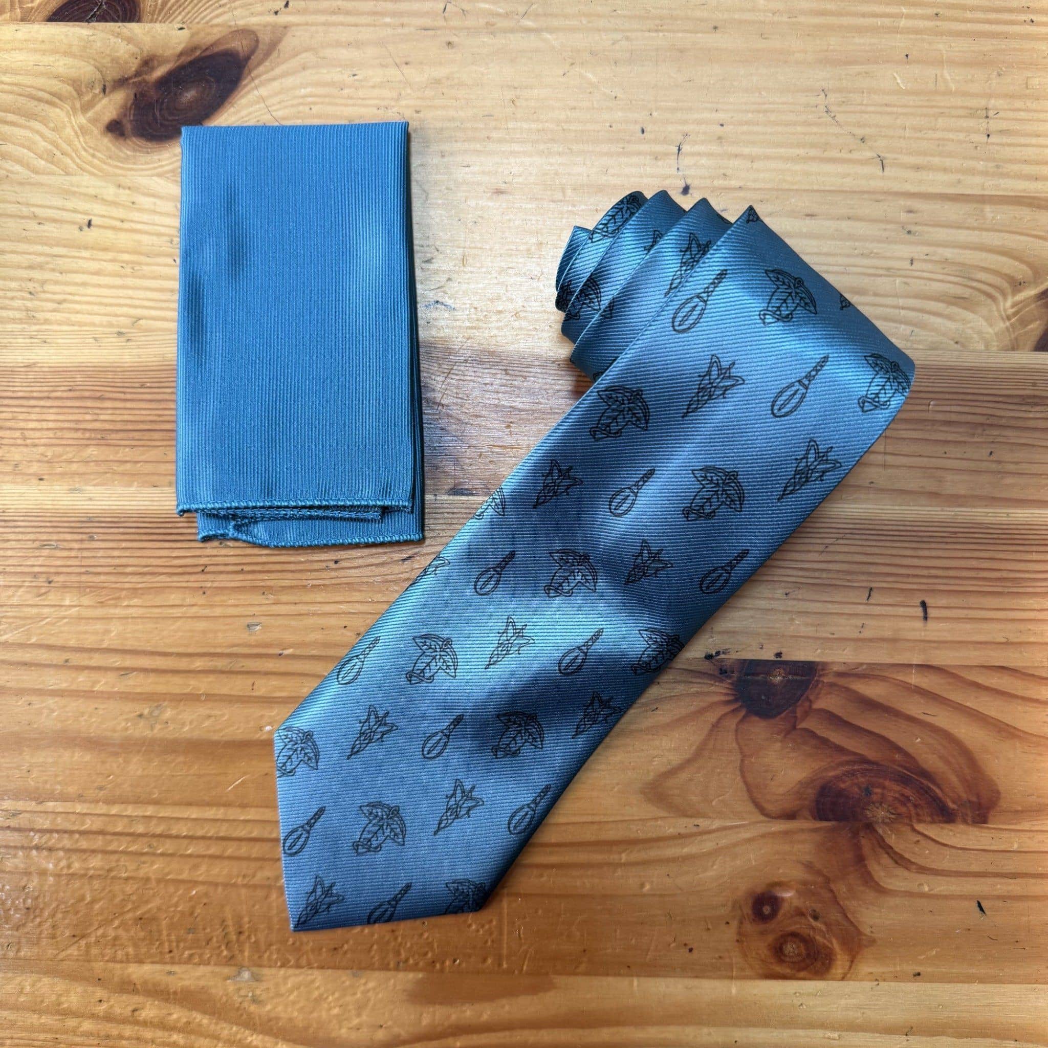 Corbata azul con estampado de utensilios de cocina, perfecta para eventos formales y casuales.