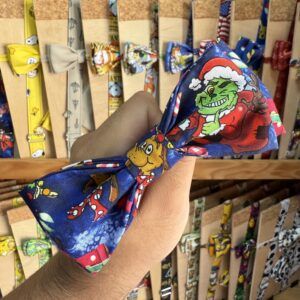 Colorido lazo de tela con personajes de Dr. Seuss, ideal para accesorios y moda infantil.