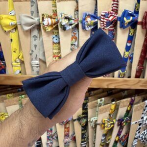 Velo de pajarita azul estilo bandana para niños y adultos en tienda Carmenatis.