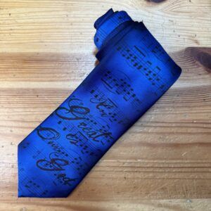 Corbata azul con notas musicales y letra, diseño original para amantes de la música.