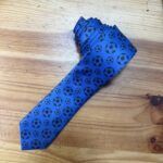 Corbata azul con estampado de balones de fútbol, ideal para eventos deportivos y casuales.